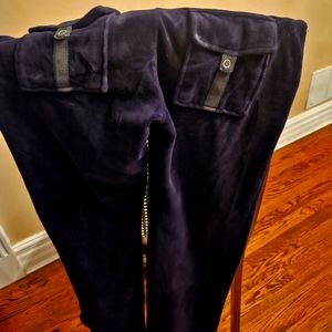 Vintage Juicy Couture pants with back pockets. (Black)